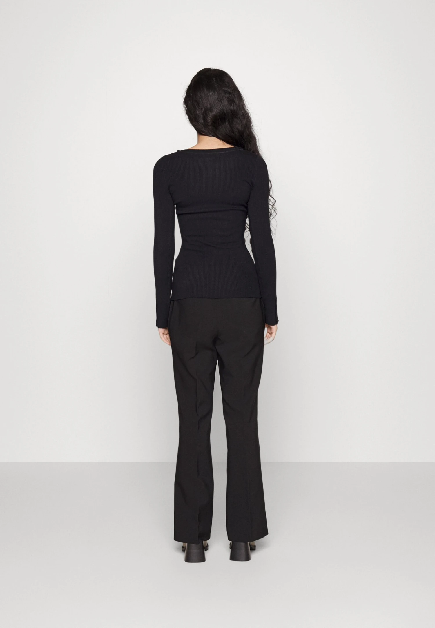 Button Detail - Jersey De Punto - Black 3 Button Detail - Jersey De Punto - Black - Imagen 3