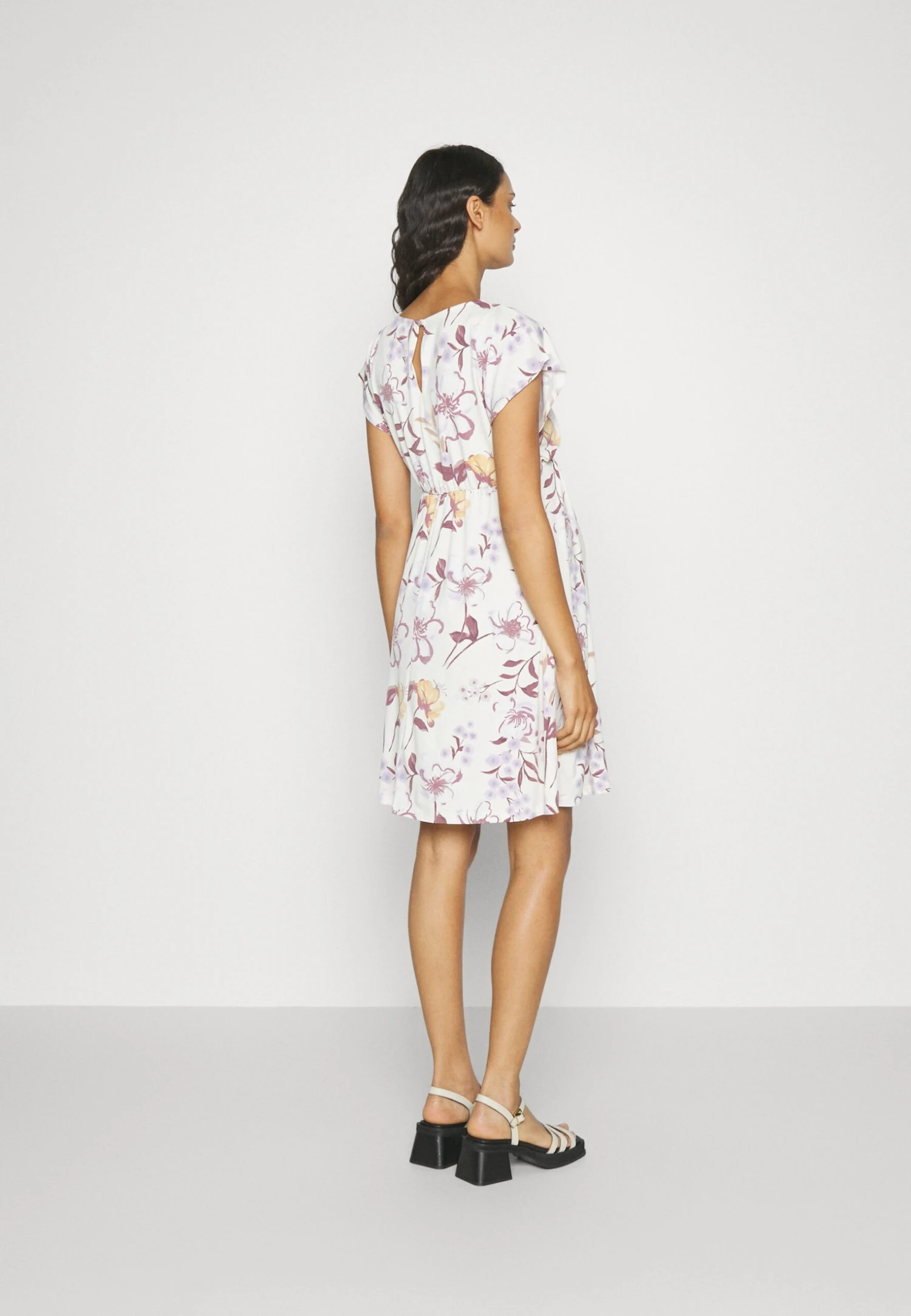 Fit And Flare Flowy Dropped Shoulder- Vestido Ligero - Beige/Lilac 3 Fit And Flare Flowy Dropped Shoulder- Vestido Ligero - Beige/Lilac - Imagen 3