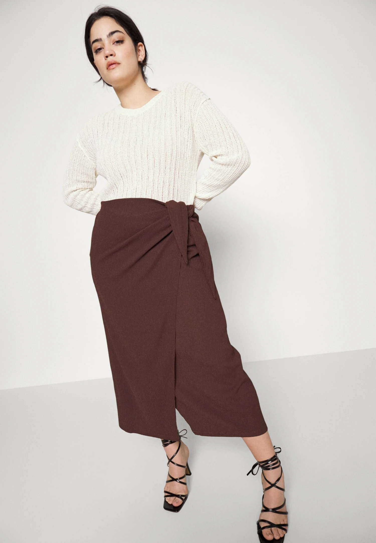 Curvy Textured Sarong Midi Skirt - Falda Cruzada - Brown 4 Curvy Textured Sarong Midi Skirt - Falda Cruzada - Brown - Imagen 4