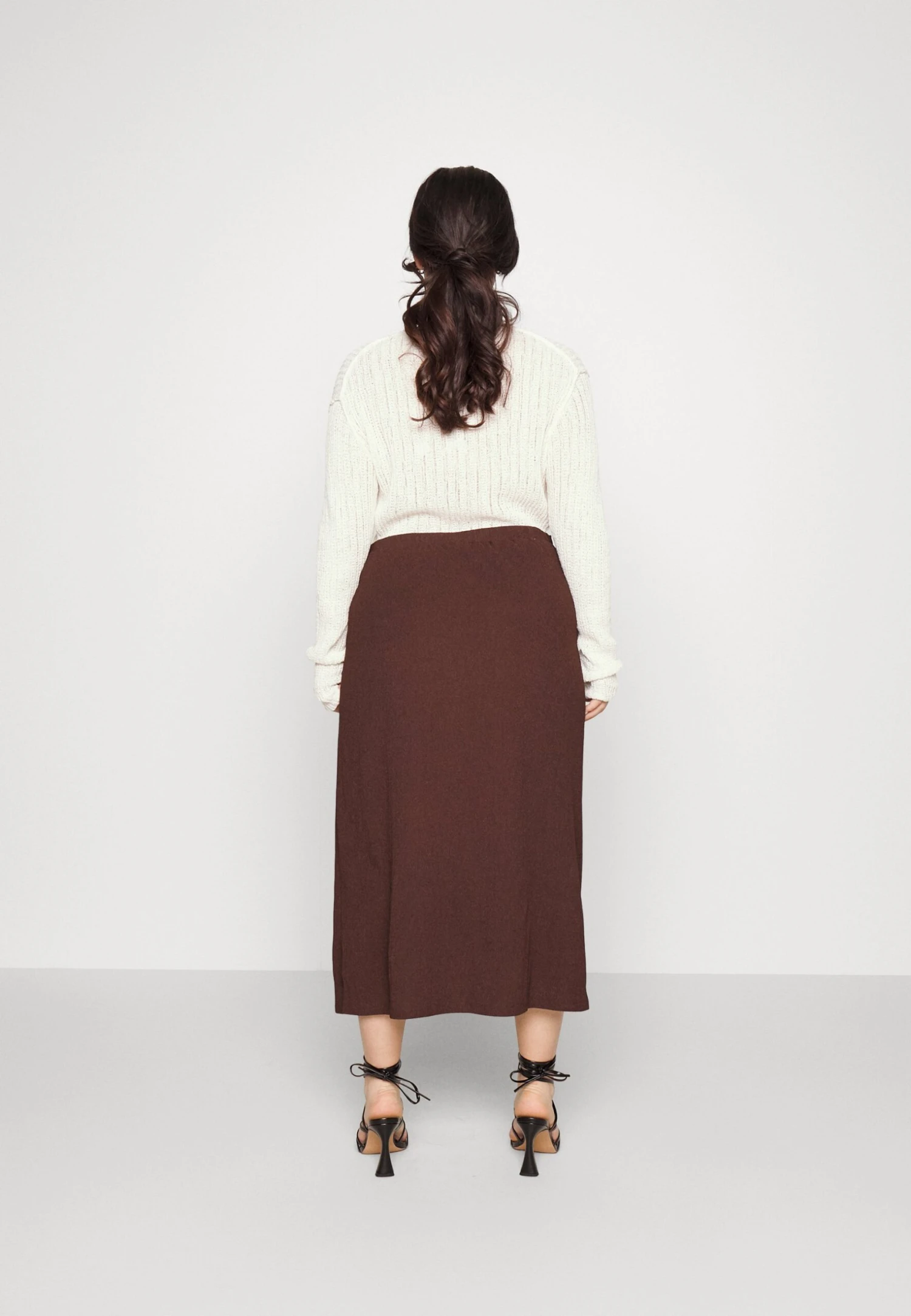 Curvy Textured Sarong Midi Skirt - Falda Cruzada - Brown 3 Curvy Textured Sarong Midi Skirt - Falda Cruzada - Brown - Imagen 3