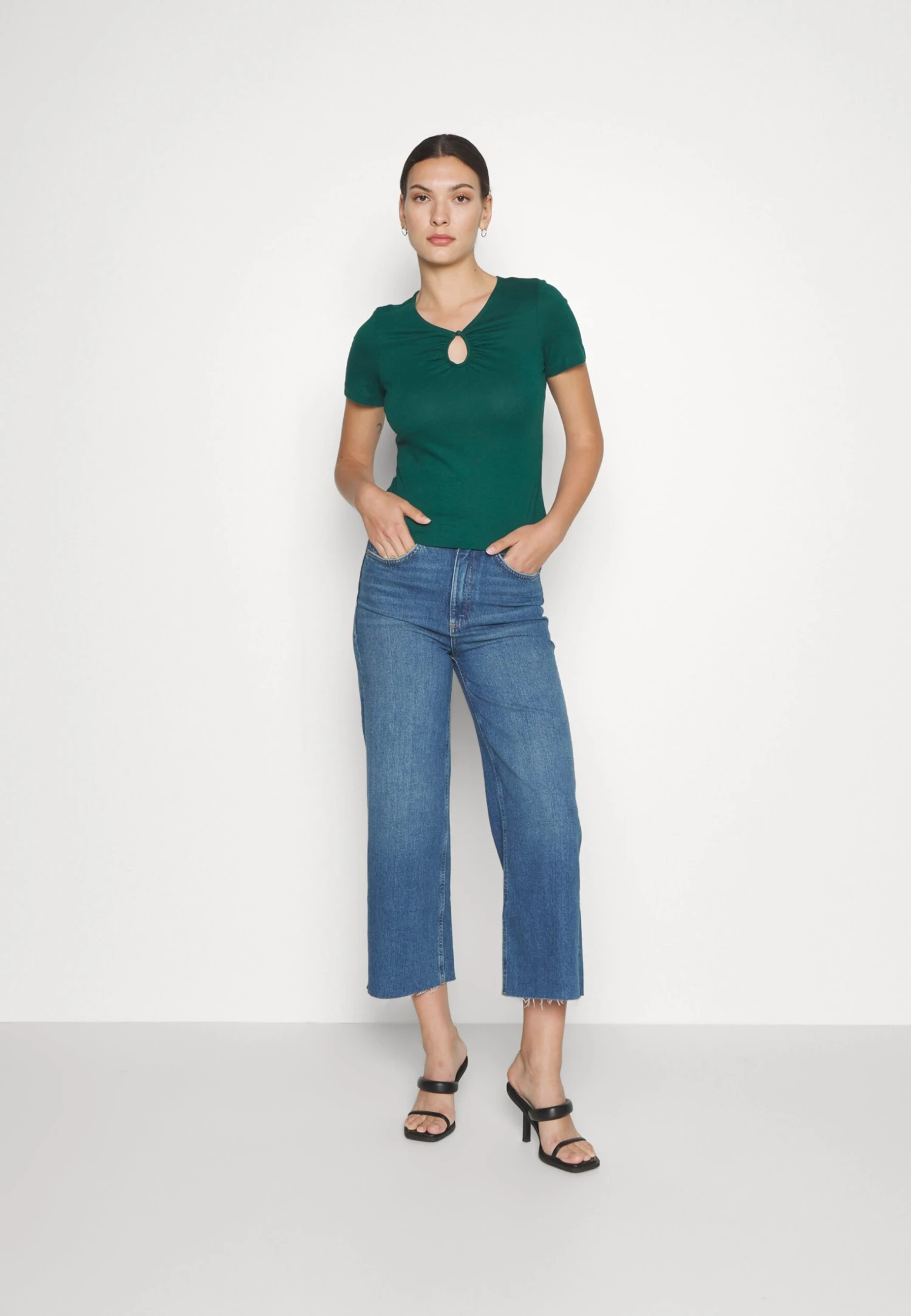 Anna Field Camiseta Básica - Dark Green 5 Anna Field Camiseta Básica - Dark Green - Imagen 5